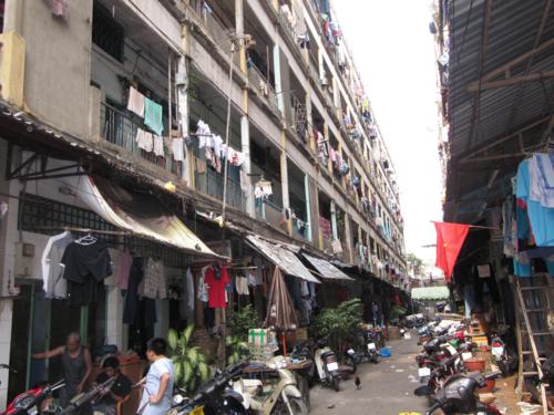 Tháo dỡ khẩn cấp chung cư Cô Giang